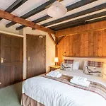 The Fox & Hounds & Pods 4*