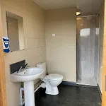 The Fox & Hounds & Pods 4*