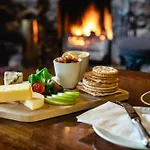אורחן The Fox & Hounds & Pods 4*