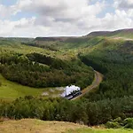 The Fox & Hounds & Pods 4*
