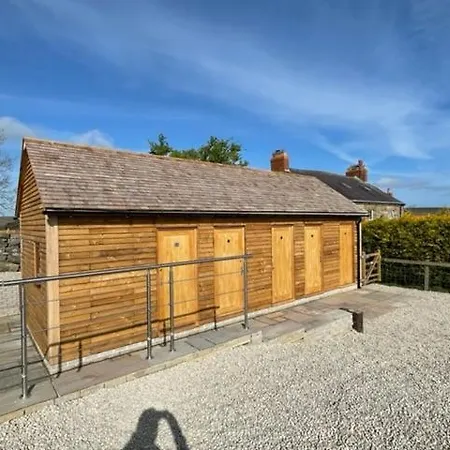 The Fox & Hounds & Pods 4* 댄비