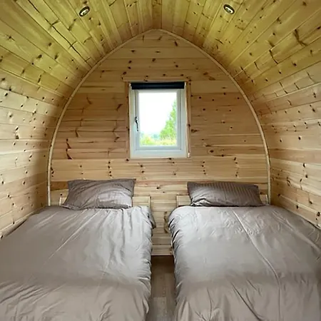 Mini-hôtel The Fox & Hounds & Pods 4*