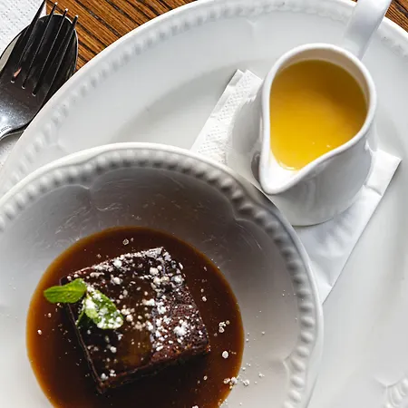 The Fox & Hounds & Pods 4* 댄비