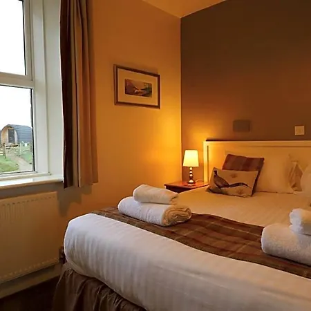 אורחן The Fox & Hounds & Pods 4*