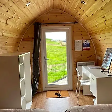 The Fox & Hounds & Pods 4*