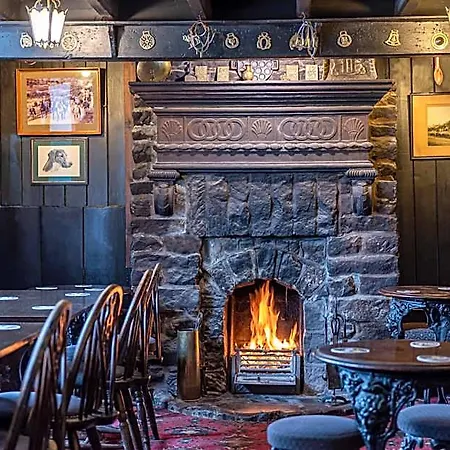 The Fox & Hounds & Pods 4*
