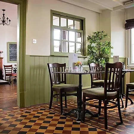 The Fox & Hounds & Pods 4*