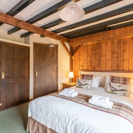 The Fox & Hounds & Pods 4*