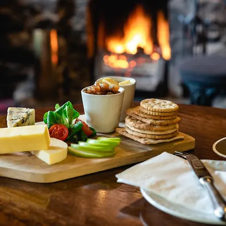 אורחן The Fox & Hounds & Pods 4*