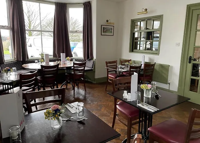 The Fox & Hounds & Pods 4*