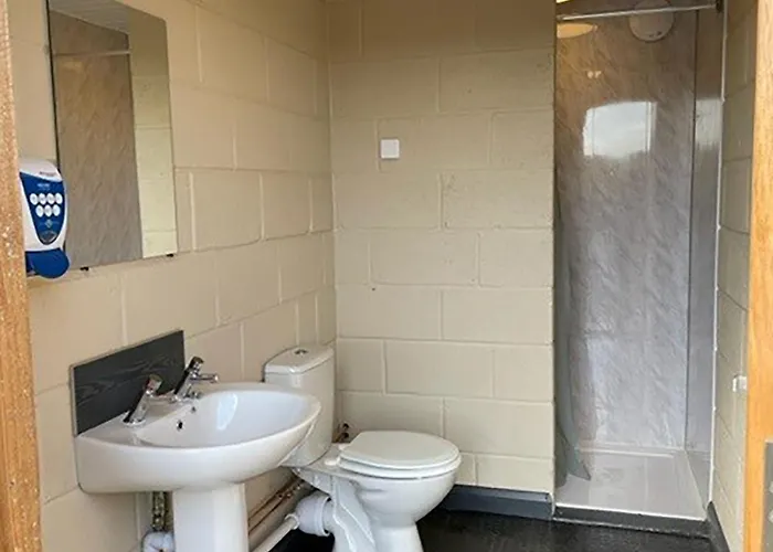 The Fox & Hounds & Pods 4*