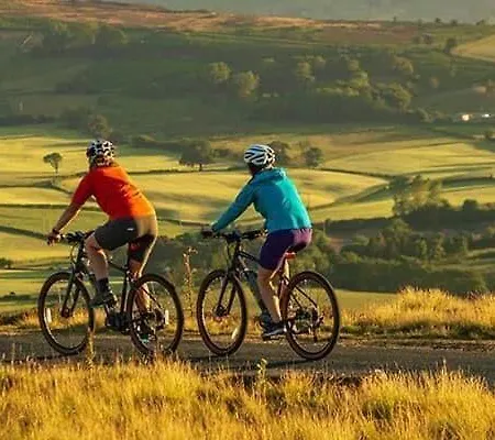 The Fox & Hounds & Pods 4*