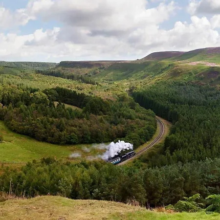 The Fox & Hounds & Pods 4*